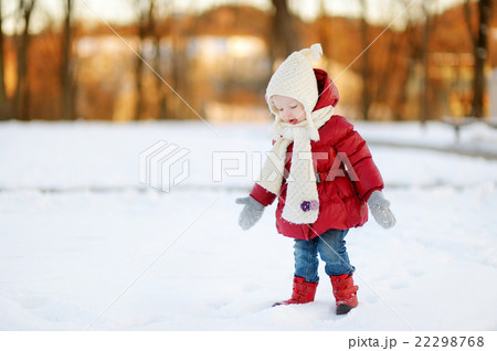 Adorable toddler girl having fun on winter day 22298768