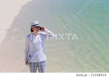Young business man calling by cell phone on white Young business man calling by cell phone on white 22298919