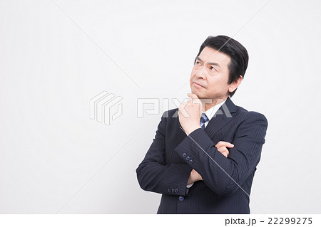 ミドルのビジネスマン（悩む、考える） 22299275