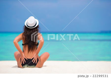 Healthy young woman meditating on the beach 22299531