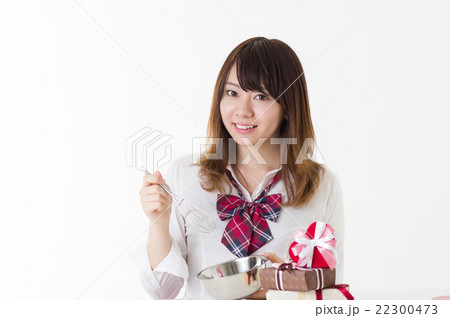 楽しそうにお菓子作りする女性 プレゼントイメージ ケーキ作り 料理 調理イメージ 女子高校生の写真素材 楽しそうにお菓子作りする女性 プレゼントイメージ ケーキ作り 料理 調理イメージ 女子高校生の写真素材