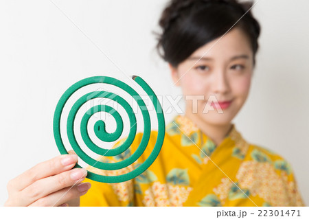 浴衣を着た女性　蚊取り線香 22301471
