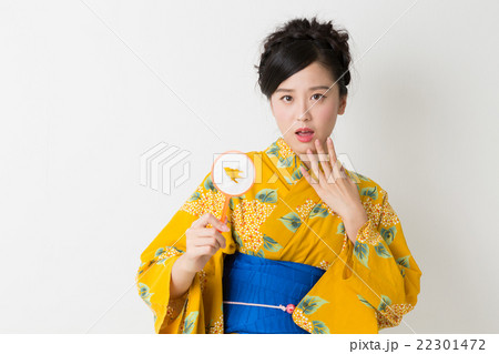 浴衣を着た女性　金魚すくい 22301472
