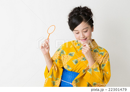 浴衣を着た女性　金魚すくい 22301479