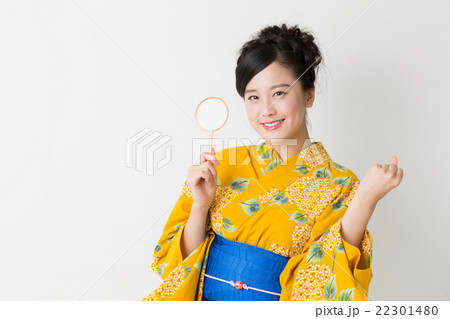 浴衣を着た女性　金魚すくい 22301480