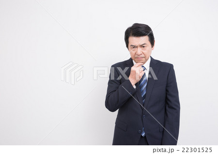 ミドルのビジネスマン（悩む、考える） 22301525
