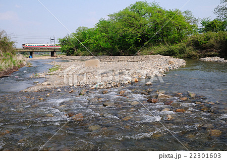 新緑の清流と東武日光線の臨時特急きりふり号 22301603