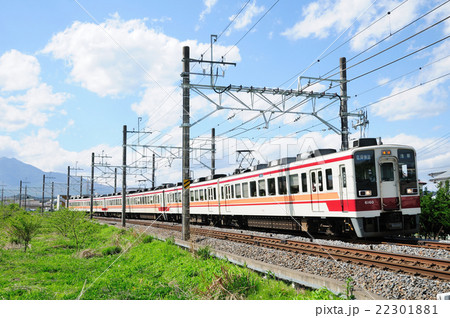 青空と緑の風景を走る東武日光線の区間快速電車 22301881