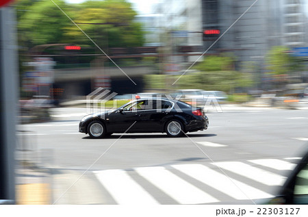 疾走する覆面パトカー 22303127