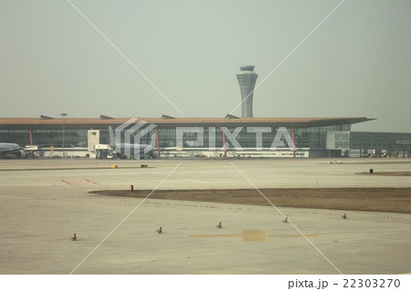 中国の北京国際空港の航空管制塔とターミナルビル 中国の北京国際空港の航空管制塔とターミナルビル 22303270