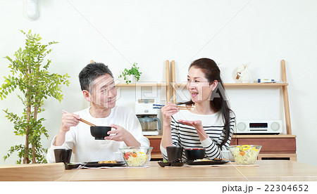 食事する50代夫婦 食事する50代夫婦 22304652