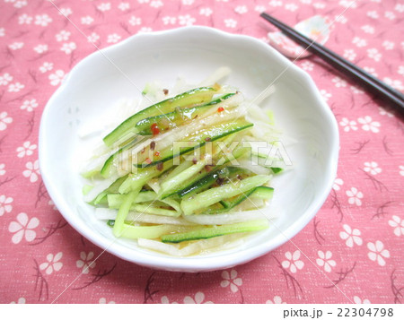 ドレッシングをかけた大根サラダ ドレッシングをかけた大根サラダ 22304798