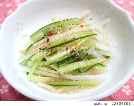 ドレッシングをかけた大根サラダ ドレッシングをかけた大根サラダ 22304801