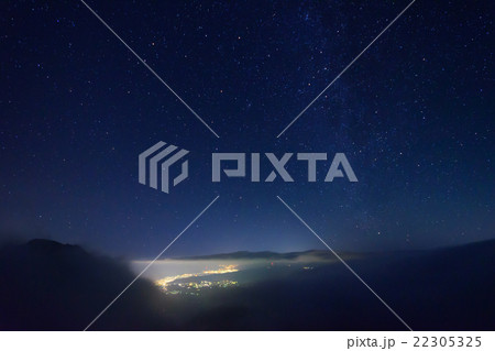 八ヶ岳連峰　赤岳展望荘から眺める茅野市の夜景 22305325
