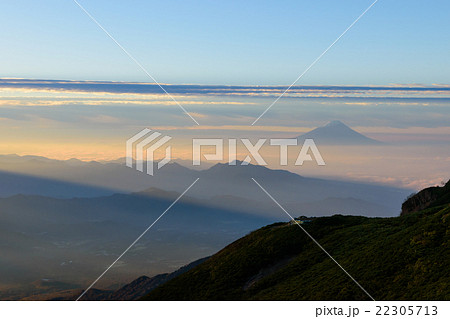 朝日に照らされる富士山と雲海 22305713