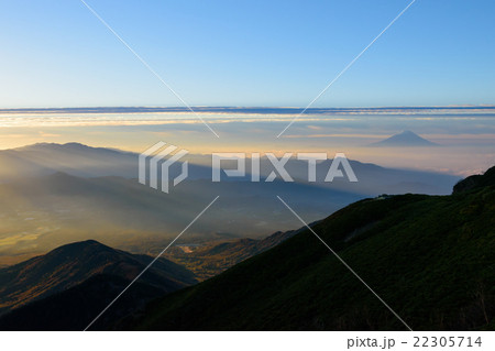 朝日に照らされる富士山と雲海 22305714