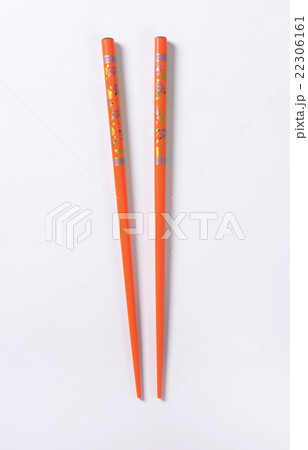 Orange chopsticks with flower pattern 22306161