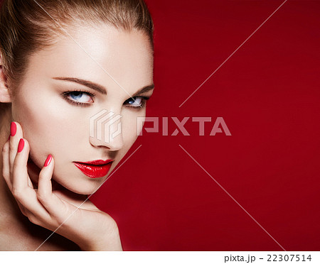 外国人女性モデル 美容イメージ 赤いマニキュアと唇の写真素材