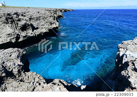 八重山のコバルトブルーの海 22309035