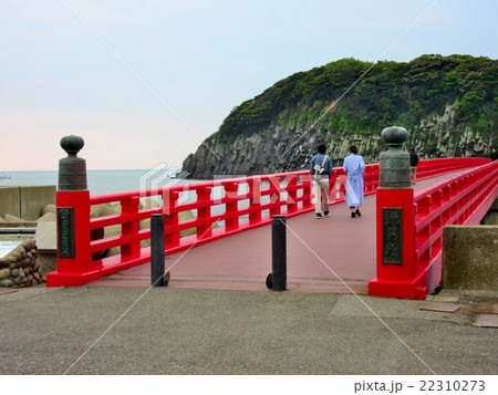 雄島・朱塗りの大橋を渡る観光客(1) 雄島・朱塗りの大橋を渡る観光客(1) 22310273