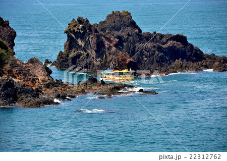 金沢・能登金剛・巌門の上の展望台より見下ろす、碁盤島付近を進む遊覧船(3) 金沢・能登金剛・巌門の上の展望台より見下ろす、碁盤島付近を進む遊覧船(3) 22312762