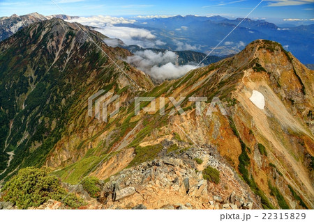 北アルプス・鹿島槍ヶ岳から見る北峰と五竜岳・白馬岳への稜線 22315829