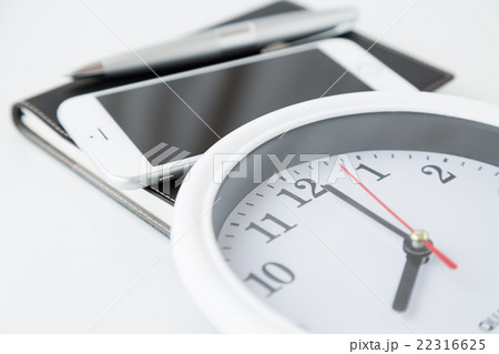 スマホと手帳と時計　白バック 22316625