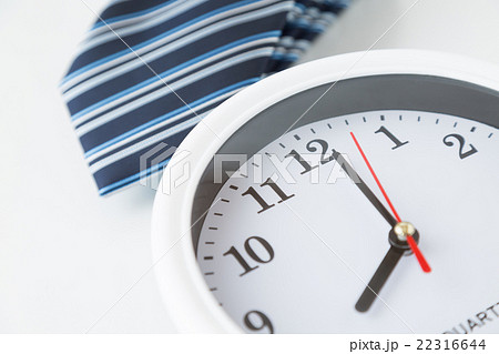 時計とネクタイ　白バック 22316644