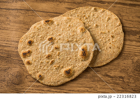 チャパティ インドの家庭料理 Home-cooked meal of chapati India チャパティ インドの家庭料理 Home-cooked meal of chapati India 22316823