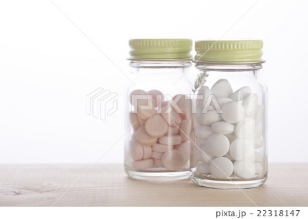 ガラスビンに入った錠剤 イメージ ガラスビンに入った錠剤 イメージ 22318147