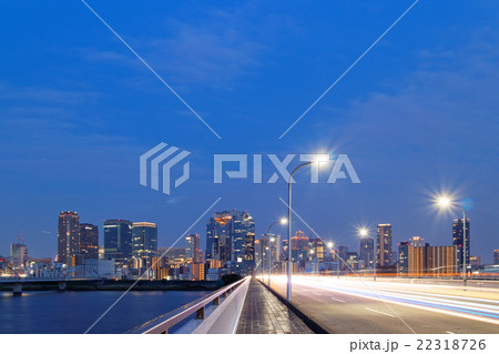 夕暮れの新十三大橋と大阪キタの街並み 22318726
