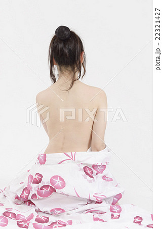 浴衣をはだける若い女性の後ろ姿の写真素材