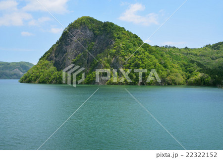 春のダム湖と山 22322152