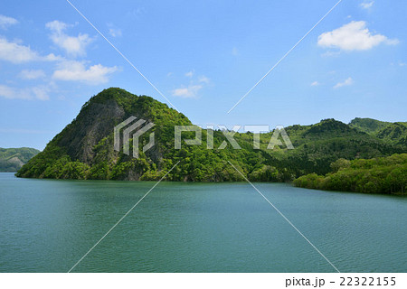 春のダム湖と山 春のダム湖と山 22322155