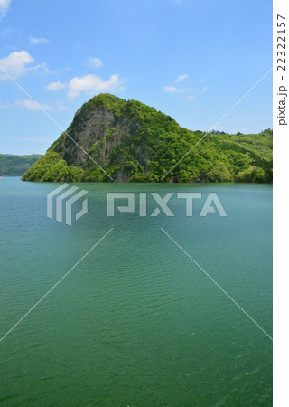 春のダム湖と山 22322157