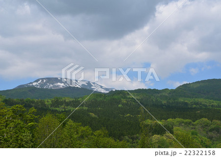 東北の春　残雪と新緑の連峰 22322158