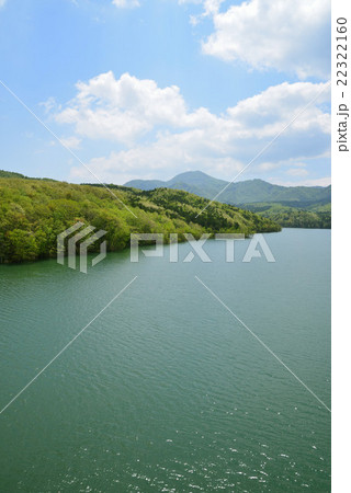 新緑のダム湖と山々 22322160