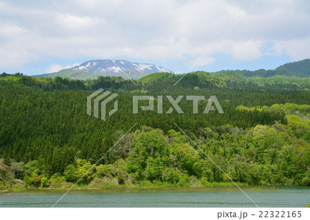 東北の春　残雪と新緑の連峰 22322165