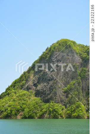 春のダム湖と山 22322166