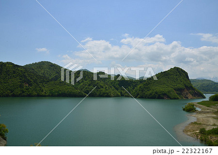春のダム湖と山 22322167