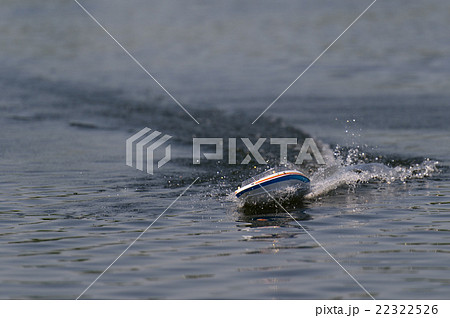 疾走するラジコンボート 22322526