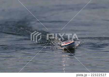 疾走するラジコンボート 22322527