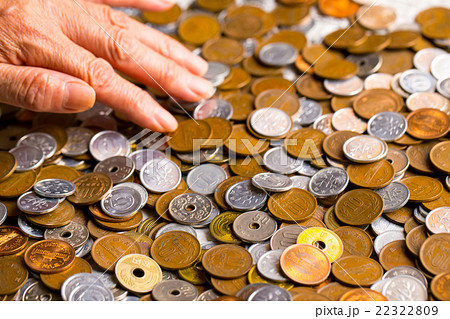 シニアの手　大量の小銭　お金　お金の写真　金融　貯金　大量の日本の硬貨　通貨　日本硬貨 22322809