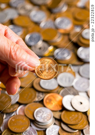 シニアの手　大量の小銭　お金　お金の写真　金融　貯金　大量の日本の硬貨　通貨　日本硬貨 22322819