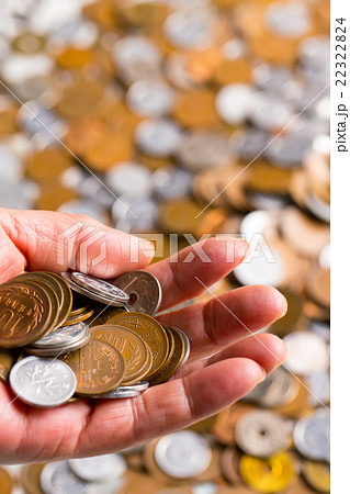 シニアの手　大量の小銭　お金　お金の写真　金融　貯金　大量の日本の硬貨　通貨　日本硬貨 22322824