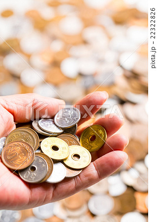 シニアの手　大量の小銭　お金　お金の写真　金融　貯金　大量の日本の硬貨　通貨　日本硬貨 22322826