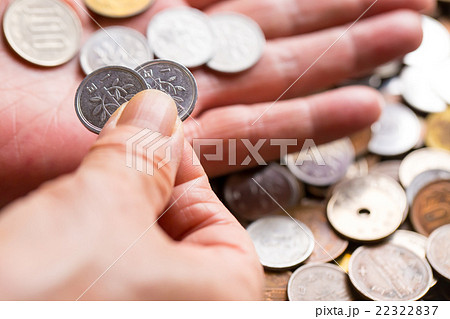 シニアの手 大量の小銭 お金 お金の写真 金融 貯金 大量の日本の硬貨 通貨 日本硬貨 シニアの手 大量の小銭 お金 お金の写真 金融 貯金 大量の日本の硬貨 通貨 日本硬貨 22322837