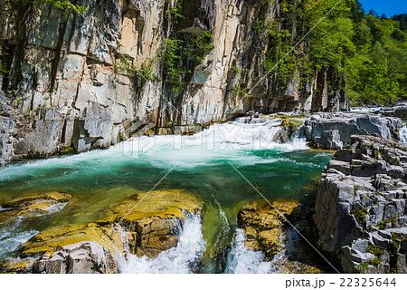 屏風岩と新緑の風景 （福島県南会津郡南会津町） 2016年5月現在 22325644