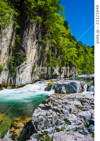 屏風岩と新緑の風景 (福島県南会津郡南会津町) 2016年5月現在 屏風岩と新緑の風景 (福島県南会津郡南会津町) 2016年5月現在 22325646
