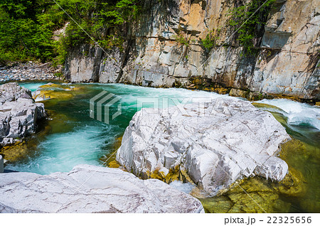 屏風岩と新緑の風景 （福島県南会津郡南会津町） 2016年5月現在 22325656